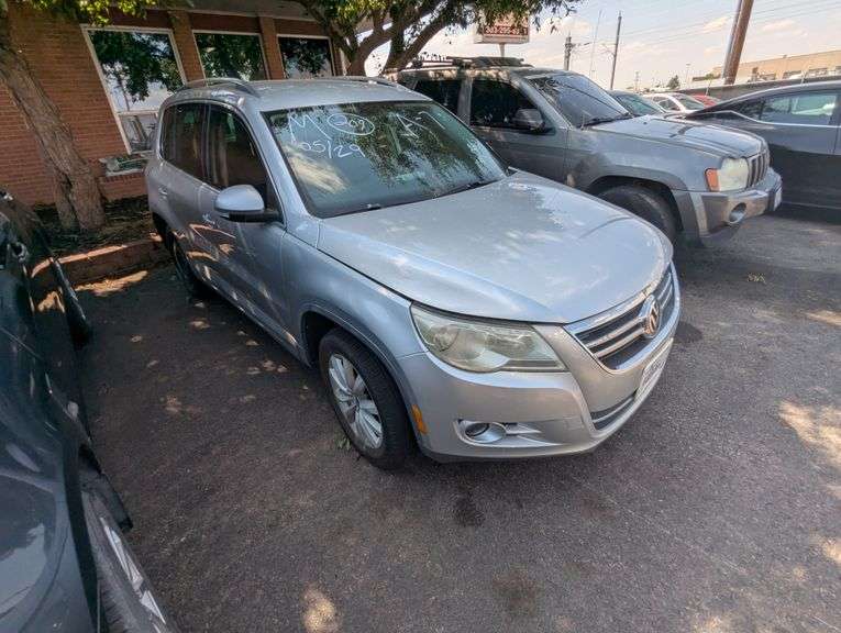 2011 VOLKSWAGEN  TIGUAN