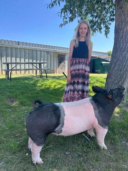Claire Diss Pig