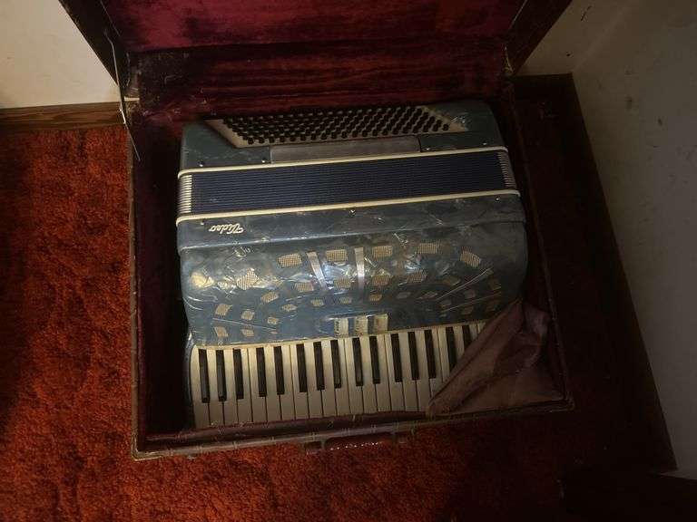 Vintage Video piano accordion