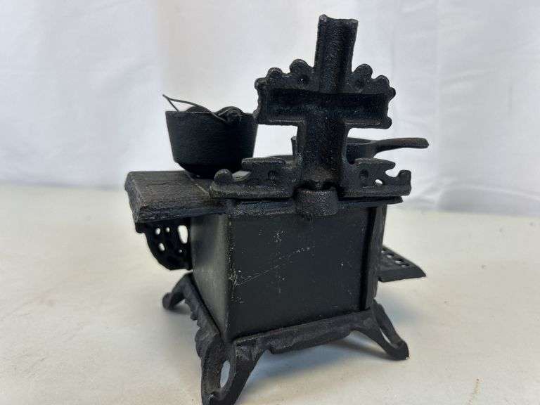 Queen salesman sample cast-iron stove