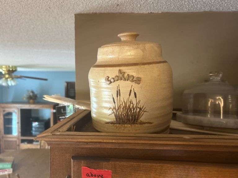 Cookie jar, pie serving dishes and vases