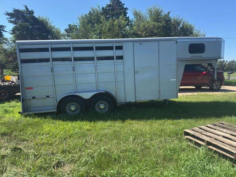 Titan Challenger horse trailer