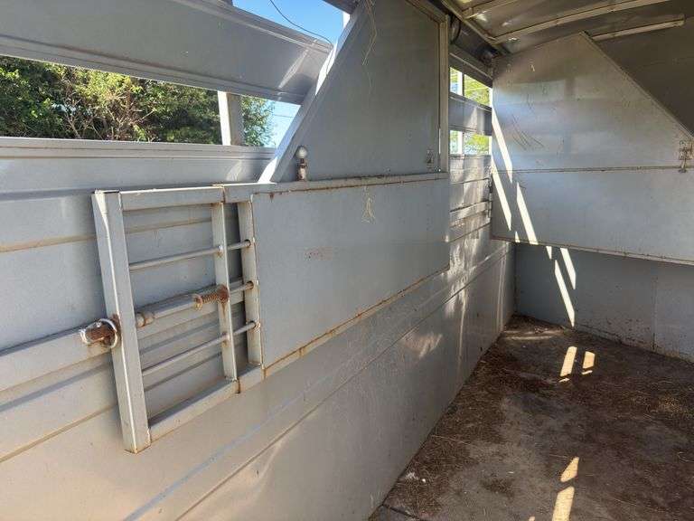 Titan Challenger horse trailer
