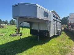Titan Challenger horse trailer