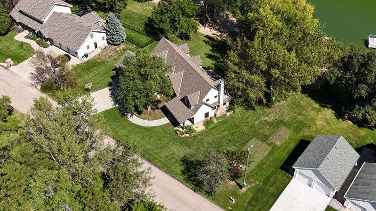 CUSTOM LAKEFRONT HOME IN THE HEART OF THE TRI-CITIES