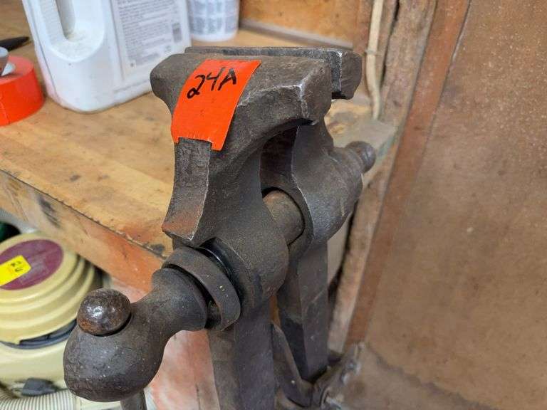 Bench vise