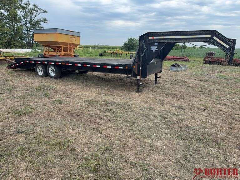 Gooseneck car trailer