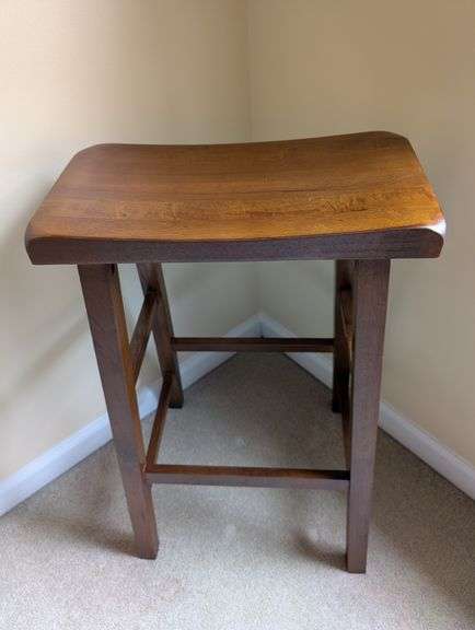 Curved seat bar stool