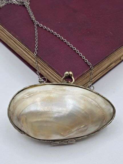 Clam Shell Mother of Pearl Coin Purse