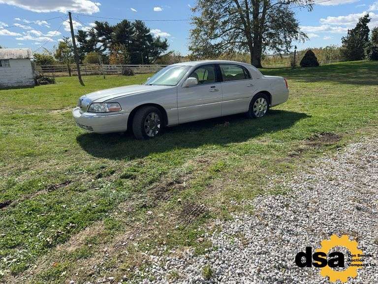 2004  Lincoln  Town Car Ultimate  Car