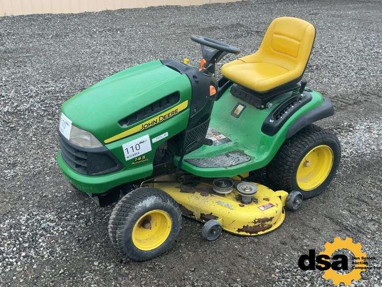 John Deere   145 Riding Mower