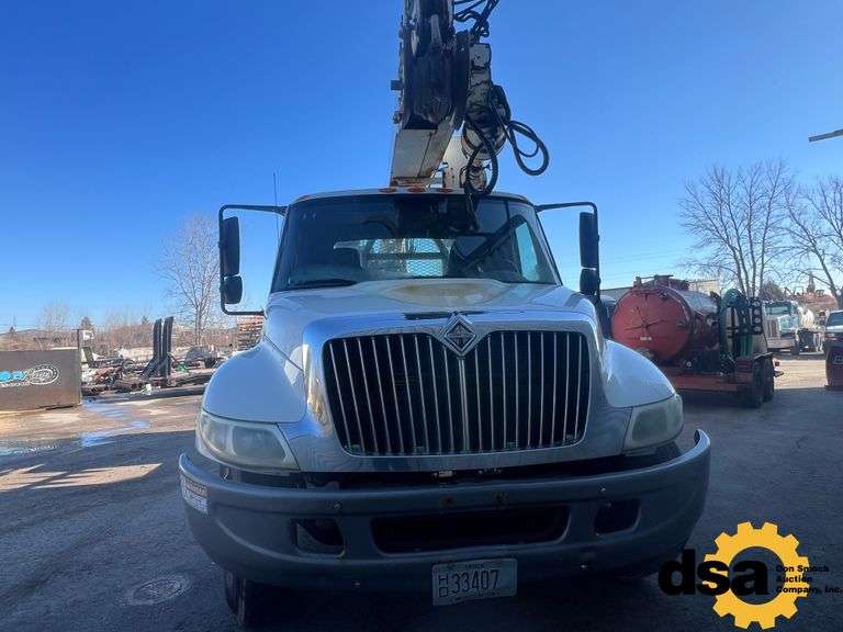 2005  International   4300  Derrick Digger Line Truck