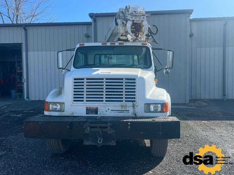 1999  International   4900  Derrick Digger Line Truck