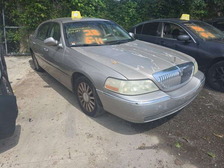 2003 LINCOLN TOWN CAR EXECUTIVE