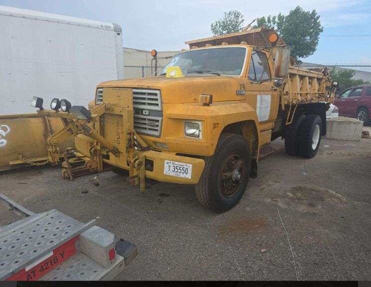 1982  FORD  F800 DUMP W/PLOW