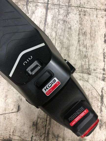 NIU - KQi3 Pro Foldable Electric Kick Scooter w/ 31 mi Max Operating Range &20 mph Max Speed Black
