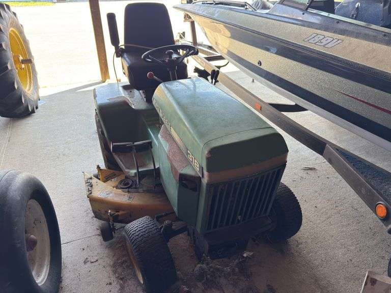 John Deere 318 lawn tractor