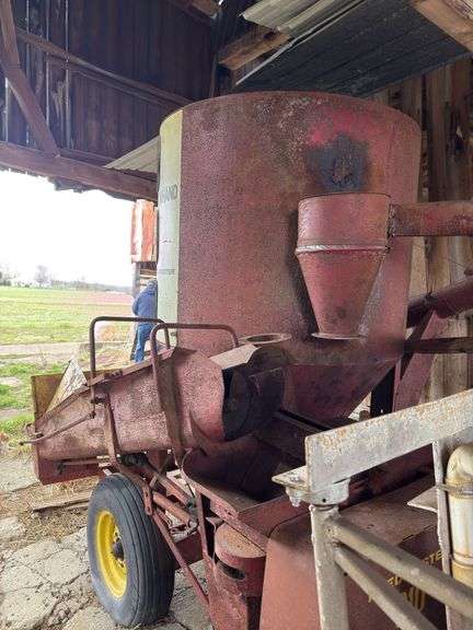 Farmhand FeedMaster 810 Feed Mixer