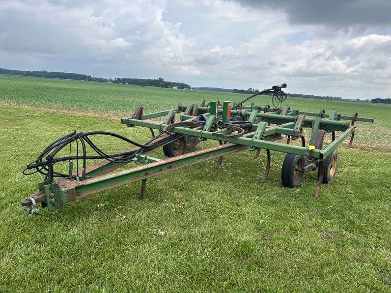 John Deere 1610 Chisel Plow