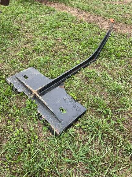 SKID LOADER LIFT PLATE
