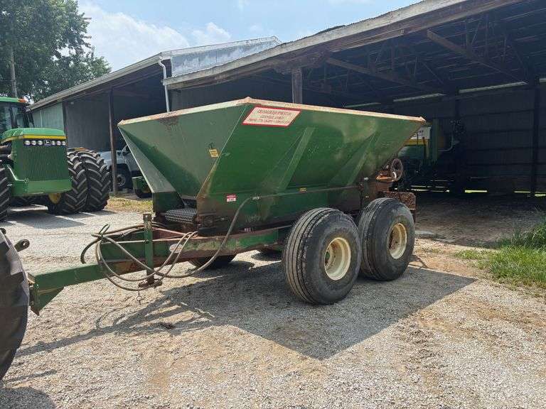 Chandler Fertilizer Spreader